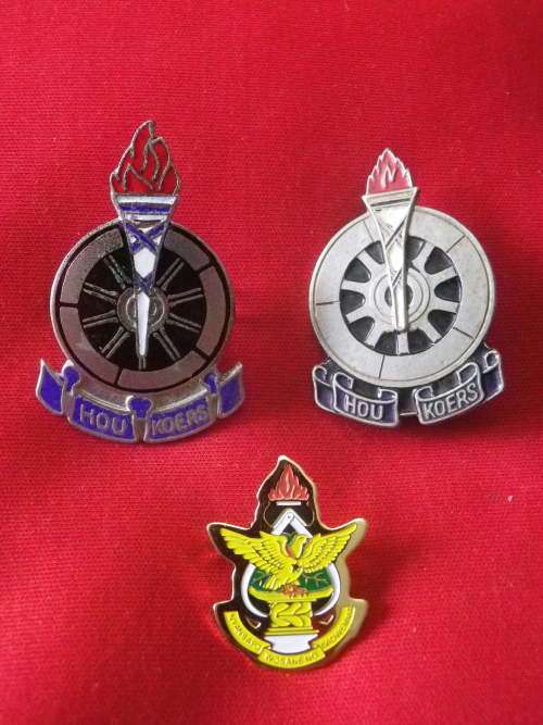 SA - 2 x VOORTREKKER ASS. BERET BADGES + 1 OTHER         (527)