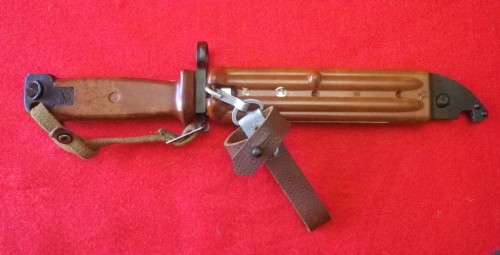 RHODESIAN WAR PICK UP - RUSSIAN  KNIFE BAYONET + SCABBARD - ALL BAKELITE PATT. FOR  AKM (4628)