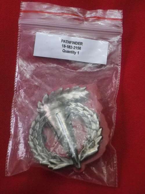SANDF - PARA PATHFINDERS BADGE + BACKING IN ORIGINAL PACKET    (2690)