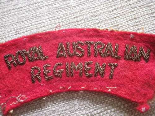 AUSTRALIA - ROYAL AUSTRALIAN REGT. SHOULDER TITLE + 1st COMMONWEALTH DIV. FLASH - KOREAN WAR? (7684)