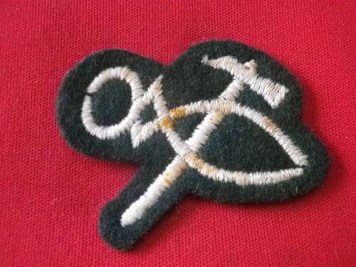 RHODESIAN ARMY - ARMOURERS BADGE FOR GREENS - MINOR DISCOLOURATION    (7695)