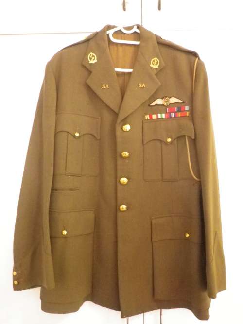 SAAF - WW2 MAJORS KHAKI TUNIC + PILOT WINGS + RIBBON BAR + MEDICS COLLARS - SOME MOTHING (4842)