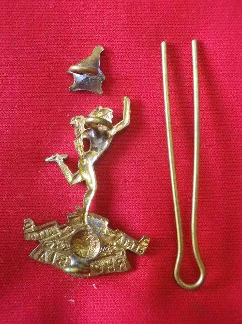 RHODESIAN SIGNALS CORPS -  BI METAL CAP BADGE + ZIM BIRD     (7757)