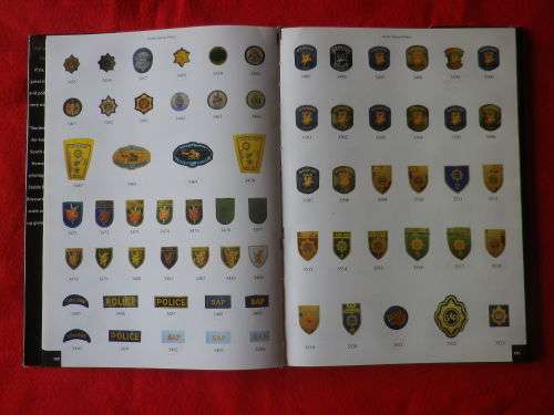 `BORDER WAR BADGES` BY ANDREW DINNES - SIGNED HC + DW   302 Pgs      (5070)