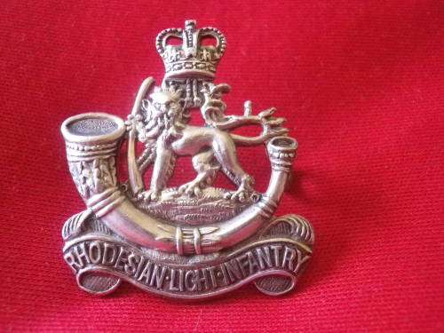 RHODESIA - RLI QC, HALLMARKED SILVER, OFFICERS CAP BADGE (3055)