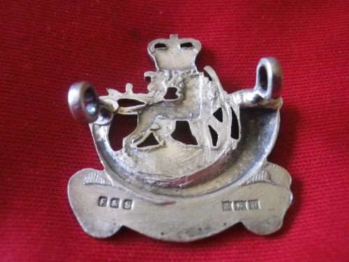RHODESIA - RLI QC, HALLMARKED SILVER, OFFICERS CAP BADGE (3055)