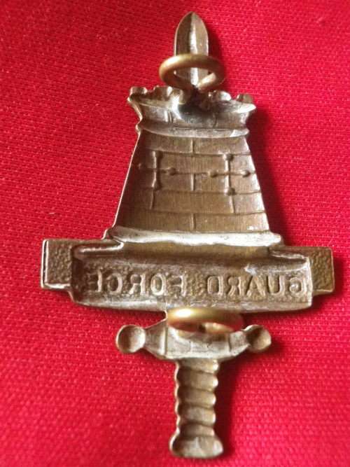 RHODESIA - GUARD FORCE BRASS HEAD DRESS BADGE    (7832)
