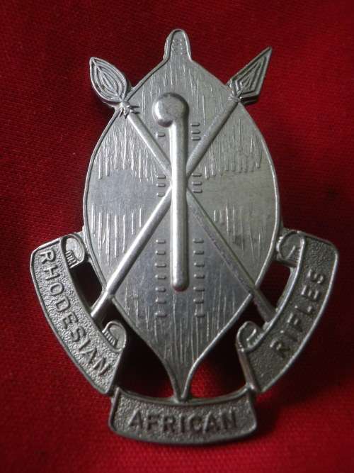 RHODESIAN AFRICAN RIFLES  - WHITE METAL HEADDRESS BADGE - UDI PERIOD - MADE MATTHEWS          (7882)