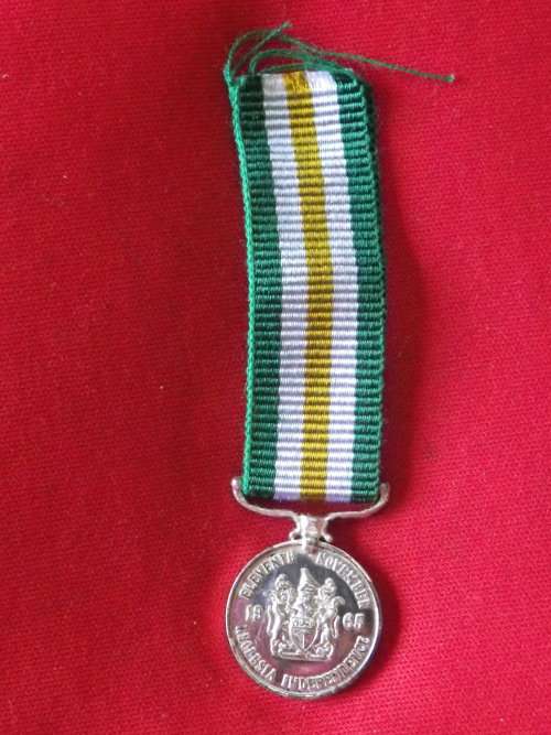 RHODESIA - INDEPENDENCE DECORATION MEDAL (ID)   SOME TARNISH ON BACK    - MINIATURE MEDAL     (7929)
