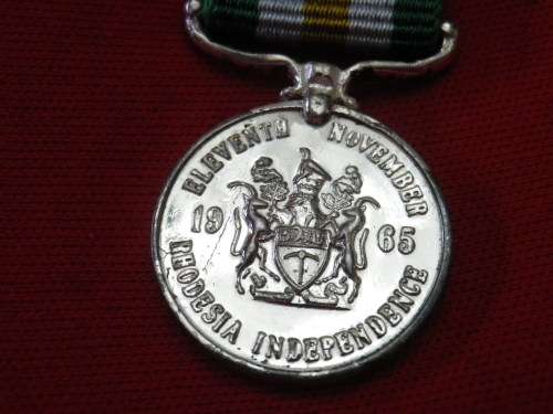 RHODESIA - INDEPENDENCE DECORATION MEDAL (ID)   SOME TARNISH ON BACK    - MINIATURE MEDAL     (7929)