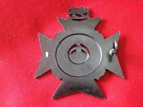 RHODESIA REGT. -  BLACK ANODISED BERET BADGE -  1 LUG MISSING                 (7018)