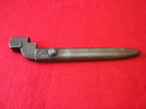 BRITISH ARMY  - NO 9 BAYONET + SCABBARD FOR LEE-ENFIELD #4 RIFLE - BLADE LENGTH 19.8CM       (4875)
