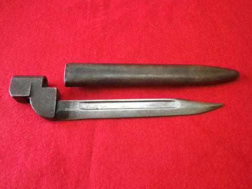 BRITISH ARMY  - NO 9 BAYONET + SCABBARD FOR LEE-ENFIELD #4 RIFLE - BLADE LENGTH 19.8CM       (4875)