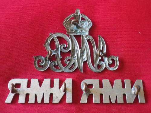NATAL MOUNTED RIFLES - WHITE METAL HELMET BADGE + SHOULDER TITLES  1922-43        (8165)