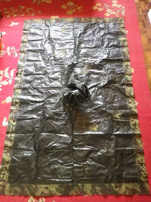 SA BORDER WAR PICK UP - CUBAN CAMO PONCHO /GROUND SHEET /BIVVY- SIZE 2m X 1.32m - NOTE TEAR (4124)