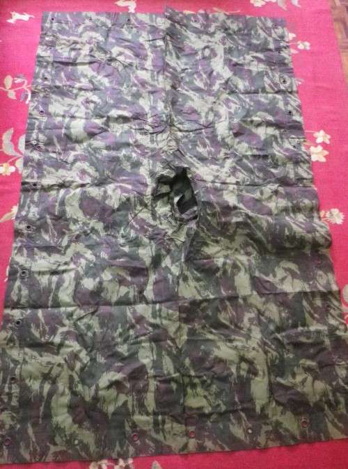 SA BORDER WAR PICK UP - CUBAN CAMO PONCHO /GROUND SHEET /BIVVY- SIZE 2m X 1.32m - NOTE TEAR (4124)