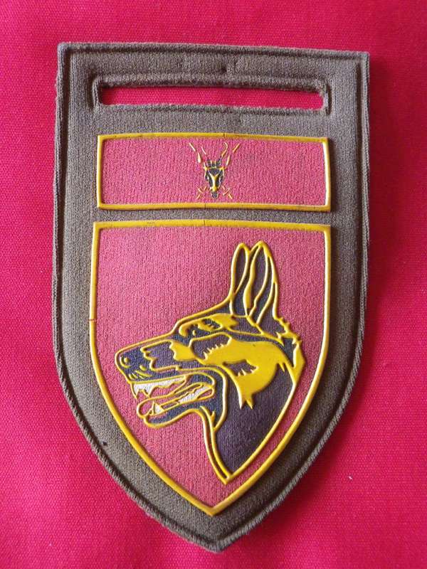 SADF - DOG CENTRE LH TUPPER + CHIEF OF ARMY COMMAND BAR         (8285)