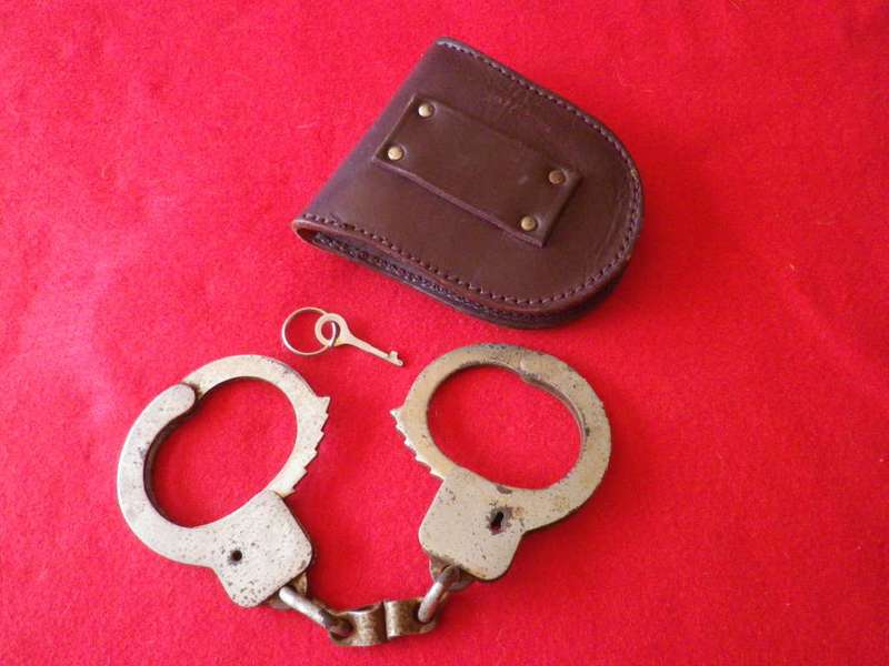 SA POLICE -  PAIR HANDCUFFS + KEY + LEATHER BELT POUCH - WORKING BUT SOME PITTING           (4153)