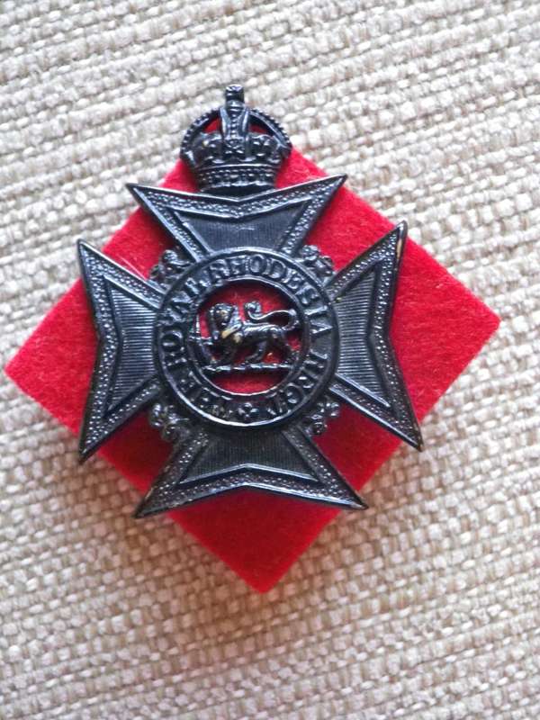 ROYAL RHODESIA  REGT.  -  KC BLACKENED BRASS CAP BADGE   + BACKING           (8369)
