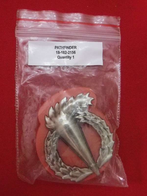 SANDF - PARA PATHFINDERS BADGE + BACKING - CURRENT ISSUE - IN ORIGINAL PACKET - SCARCE    (8449)