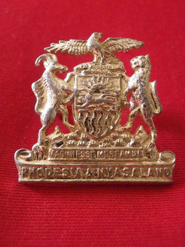 RHODESIA & NYASALAND - ANODISED HAT BADGE - 1 LUG DAMAGED               (8537)