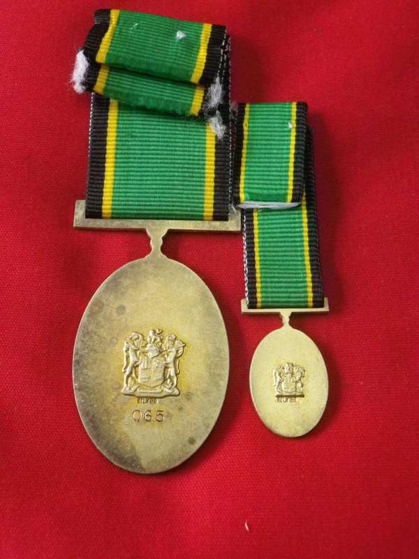 SADF / SANDF - APLA GOLD SERVICE MEDAL - 30 YEARS No. 065  + MINIATURE -        (4206)