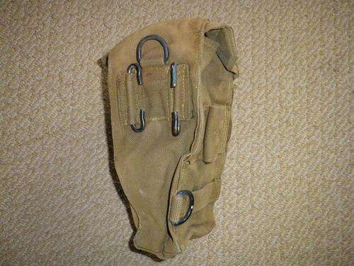 SOUTH AFRICA - POST WW2 CARRY BAG FOR ATTACHING TO WEB BELT, WITH BAYONET HOLDER
