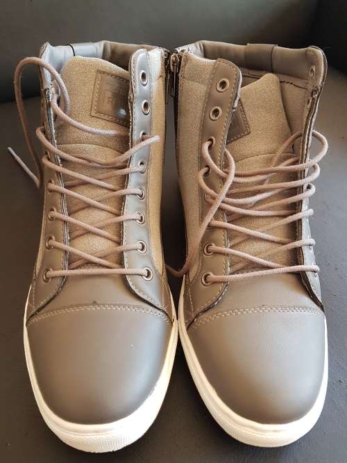 Men's "Refinery" Casual Shoes / Size: 8 / New / Bargain Bid! Retail Price R399.00!