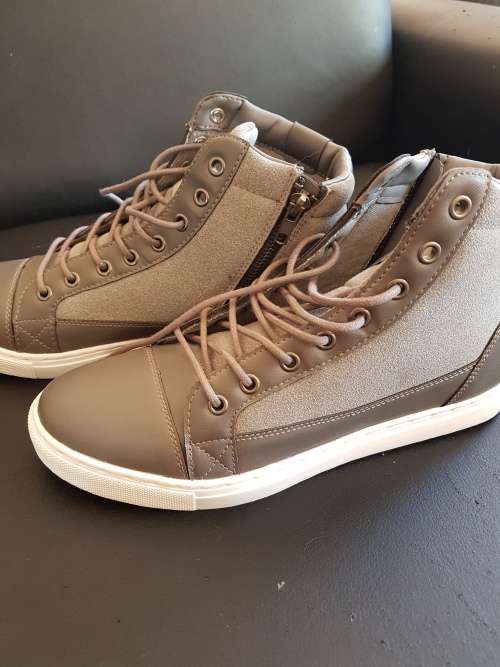 Men's "Refinery" Casual Shoes / Size: 8 / New / Bargain Bid! Retail Price R399.00!