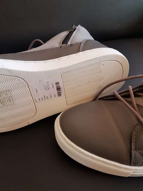 Men's "Refinery" Casual Shoes / Size: 8 / New / Bargain Bid! Retail Price R399.00!