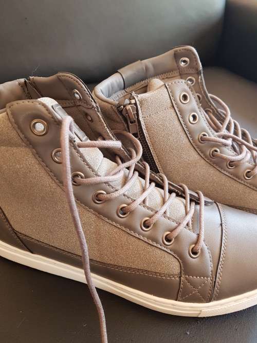 Men's "Refinery" Casual Shoes / Size: 8 / New / Bargain Bid! Retail Price R399.00!