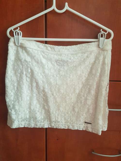 Stunning White Lace Mini Skirt / Size: Large / In Good Condition