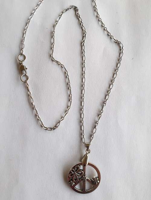 Silver Alloy Metal Chain Necklace with Flower Power / Peace Sign Pendant