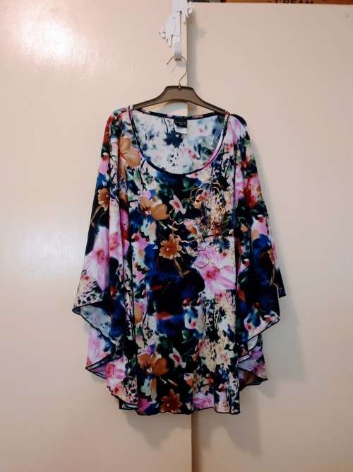 Floral top with bat wings by Rene Taylor Size: 22/46