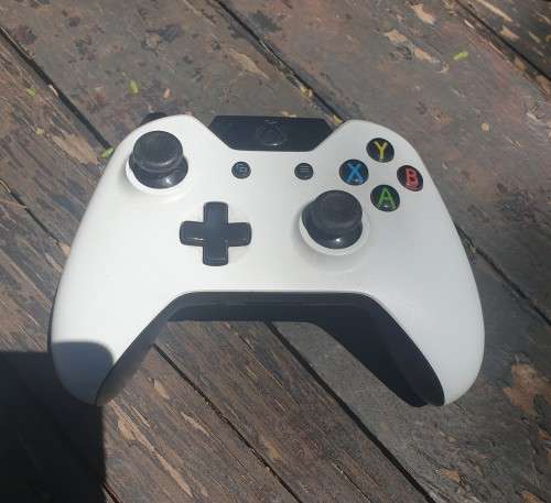 XBox One Controller - White / broken can be fixed or used for spares
