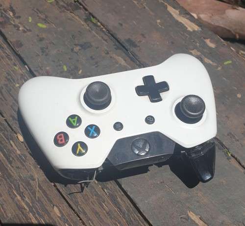 XBox One Controller - White / broken can be fixed or used for spares