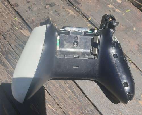 XBox One Controller - White / broken can be fixed or used for spares