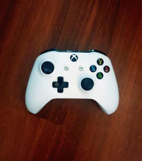White Xbox one controller Condition: has drift and missing the rubber on the left hand joystick