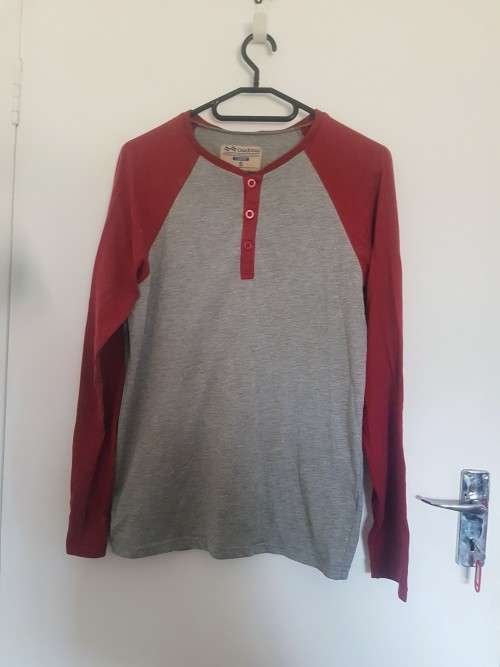 Grey & maroon baseball style T-shirt Size: small