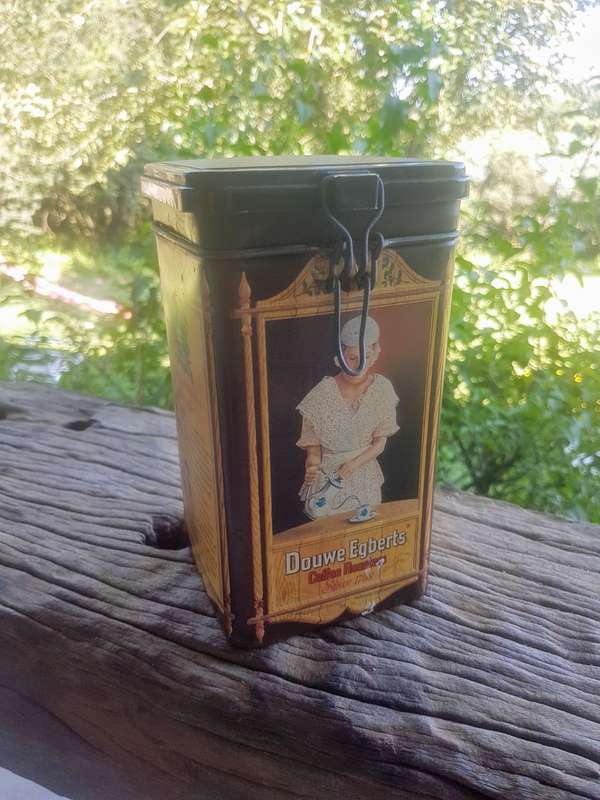 *** Collectors item *** Rare Douwe Egberts coffee roaster tin No dents, hard plastic top with metal