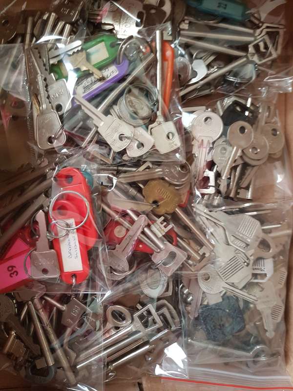 Bulk lot of secondhand keys & keyrings ***R1 starting bid*** selling per packet (7 available)