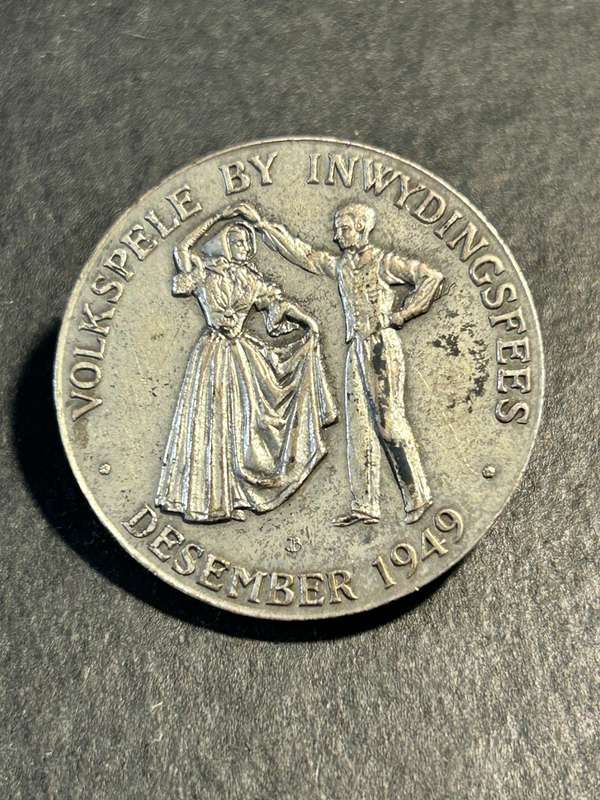 Silver pin celebrating the Volkspele by Inwydingsfees. Desember 1949