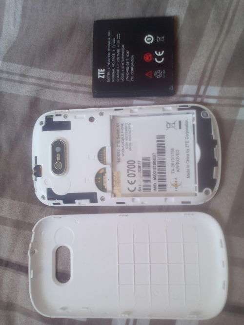 2 x ZTE Switch X1 Smartphones