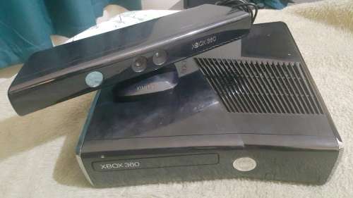 Xbox 360 S console with Kinect