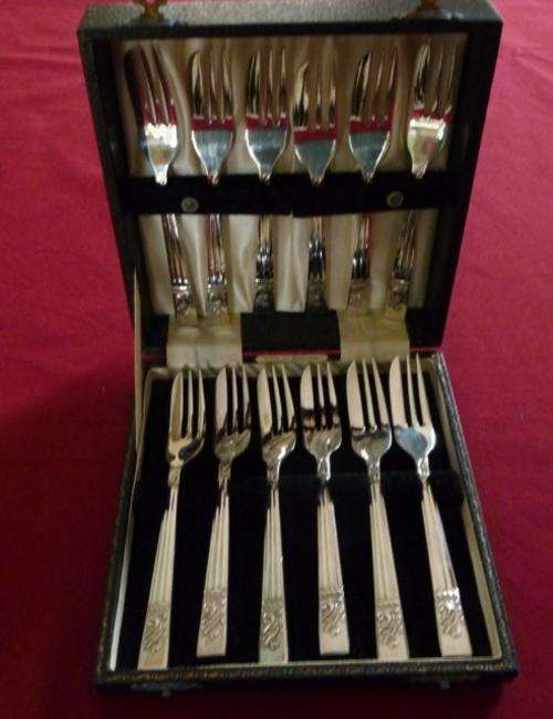 Boxed set of 12 silver plated cake forks