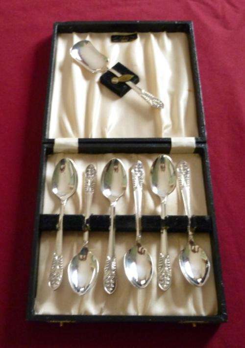 Boxed set of 6 art nouveau teaspoons and sugar spoon