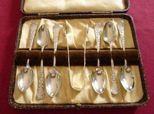 Boxed set of art nouveau teaspoons and tongs