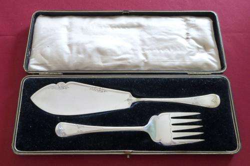 Boxed Victorian silver plated fish servers