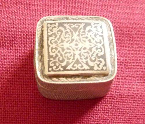 Siamese silver pill box