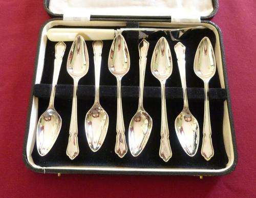 Boxed set of eight grapefruit spoons with knife